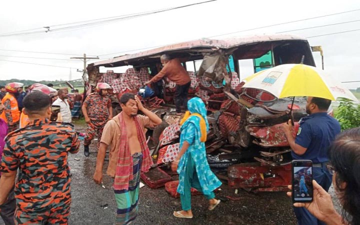 মানিকগঞ্জে বাস-ট্রাকের সংঘর্ষে ২ নারী গার্মেন্টসকর্মী নিহত