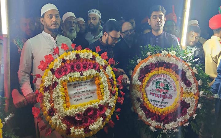 শহীদ মিনারে শ্রদ্ধা জানালেন জামায়াতের এমপি ড. শফিকুল ইসলাম মাসুদ