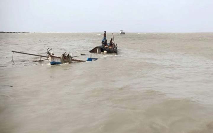 মেঘনায় সাতটি মাছ ধরার ট্রলার ডুবি, নিখোঁজ  বেড়ে ৩০