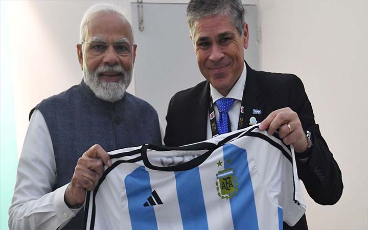 মেসির জার্সি উপহার পেলেন ভারতের প্রধানমন্ত্রী