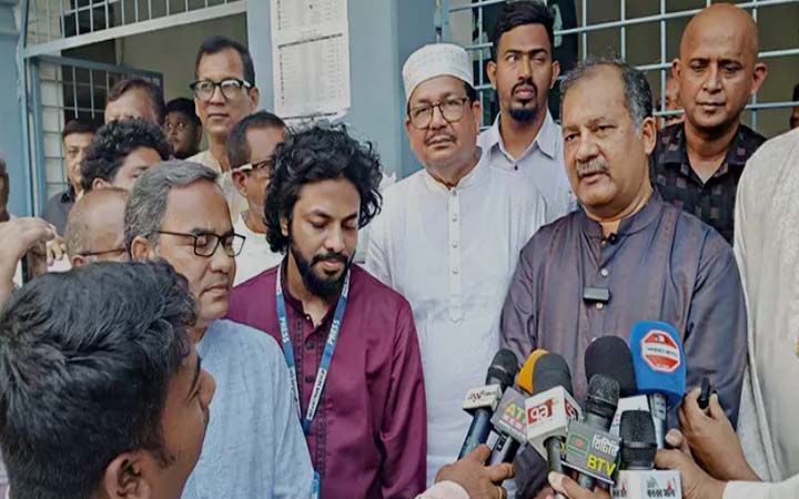 গণমাধ্যমকর্মীদের নির্যাতনের তালিকা তৈরি করা হচ্ছে: পাবনায় তথ্যমন্ত্রী