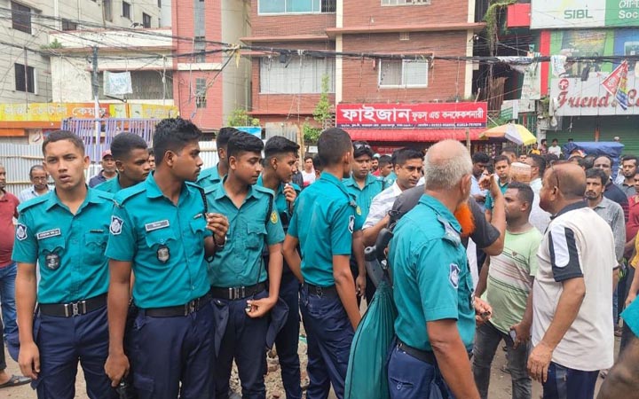 চাঁদা না দেওয়ায় কৃষি মার্কেটের দোকানে তালা, প্রতিবাদে বিক্ষোভ