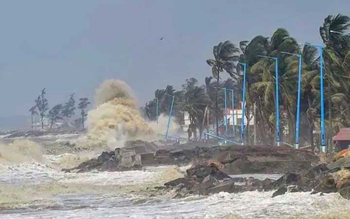 ঘূর্ণিঝড় মোখা : ২০ ফুট উঁচু জলোচ্ছ্বাসের ঝুঁকি