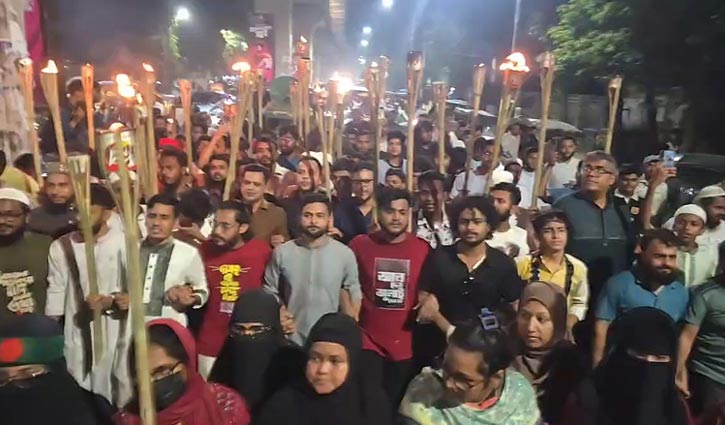 ওসমান হাদি হত্যাকাণ্ডের বিচারের দাবিতে শাহবাগে মশাল মিছিল