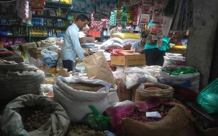 যশোরে মসলা বিক্রিতে ব্যস্ত মুদি দোকানিরা
