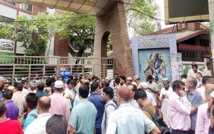 জাতীয়করণের দাবিতে পলিটেকনিক​ শিক্ষকদের মাউশি ঘেরাও