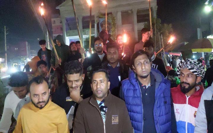 ওসমান হাদিকে হত্যার প্রতিবাদে শরীয়তপুরে এনসিপির মশাল মিছিল