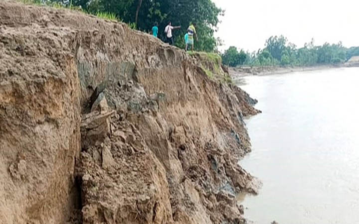 নামছে বন্যার পানি, বাড়ছে নদীভাঙন