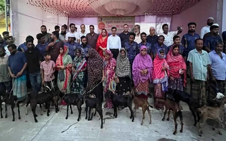 নওগাঁয় ১০ টাকার বিনিময়ে  ছাগল পেল ২০ অসহায় পরিবার