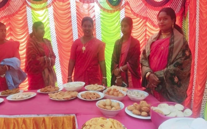 নড়াইলে ২৫ পদের পিঠা দিয়ে নবান্ন উৎসব