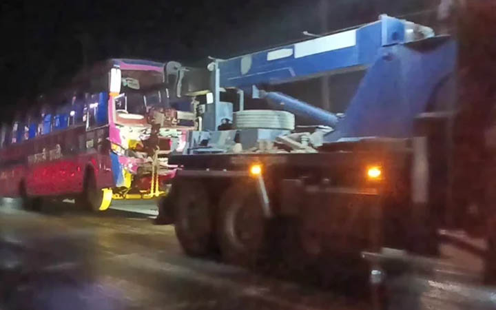 নাটোরে পিকনিকের বাস-মাইক্রোবাস সংঘর্ষে আহত ১০