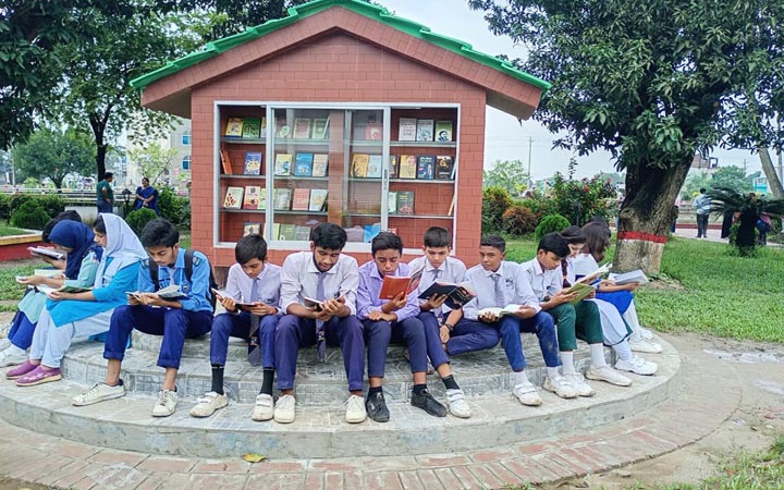 নাটোরে ব্যতিক্রমী উদ্যোগে উন্মুক্ত লাইব্রেরি উদ্বোধন