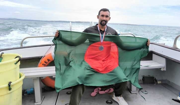 সাঁতরে ইংলিশ চ্যানেল জয় করলেন নাজমুল হক