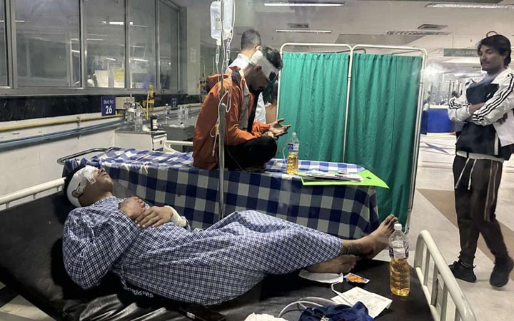 বিক্ষোভে উত্তাল নেপাল, হাসপাতালে রক্তের তীব্র সংকট