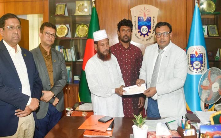 নোবিপ্রবি শিক্ষার্থী ফয়েজ আহমেদকে ক্ষতিপূরণ, দুই শিক্ষার্থী পেলেন অনুদান