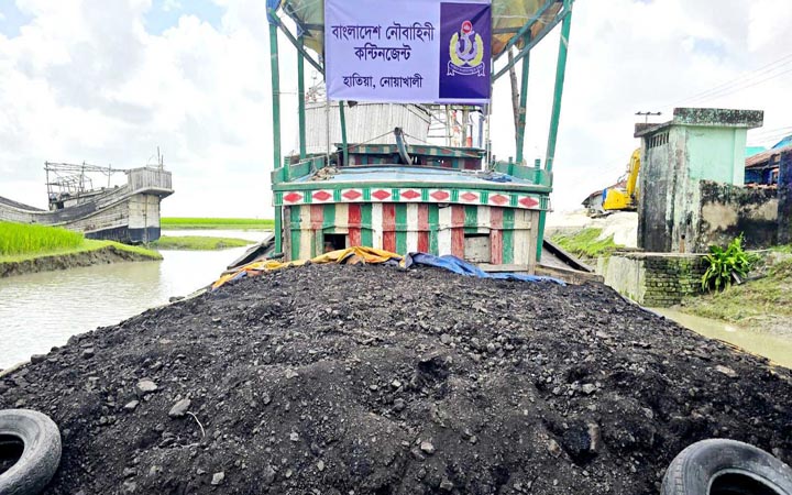 নোয়াখালীতে ১৬ লাখ টাকার কয়লাসহ তিনটি ট্রলার জব্দ