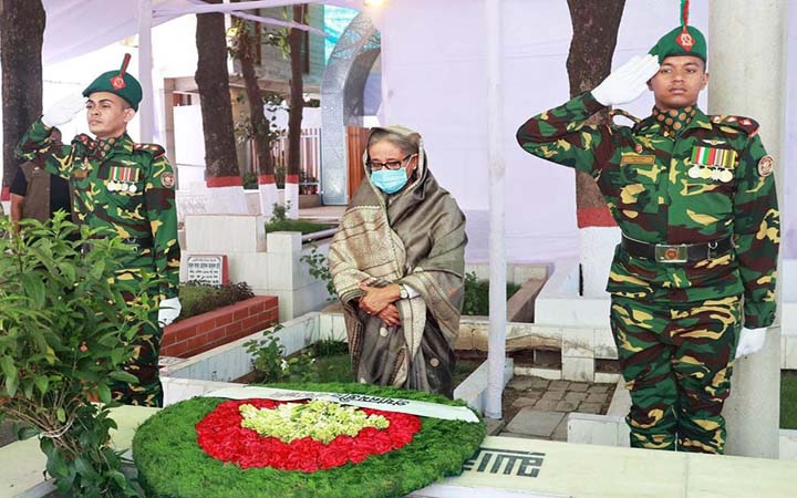 বনানী কবরস্থানে স্বজনদের সমাধিতে প্রধানমন্ত্রীর শ্রদ্ধা