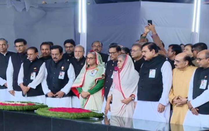বঙ্গবন্ধুর প্রতিকৃতিতে প্রধানমন্ত্রীর শ্রদ্ধা