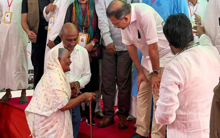 প্রধানমন্ত্রীকে কাছে পেয়ে নূরজাহান বেগমের ‘স্বপ্নপূরণ’