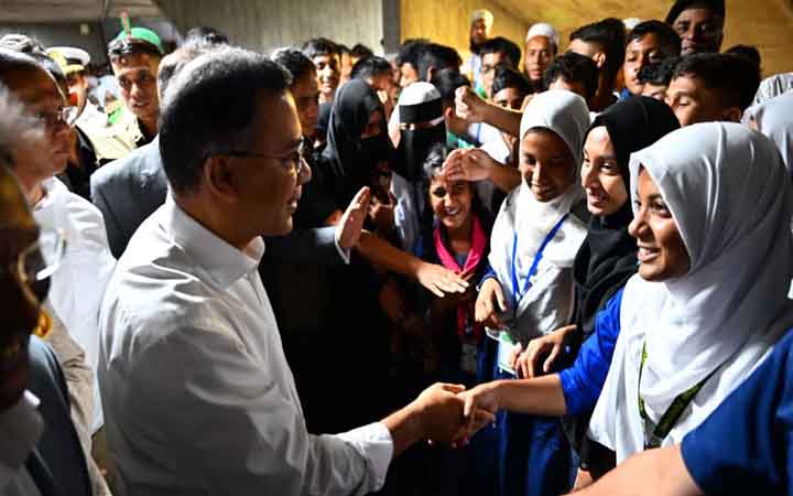 শত ব্যস্ততার পরও কোমলমতি শিক্ষার্থীদের সঙ্গে প্রধানমন্ত্রীর স্বাক্ষাৎ