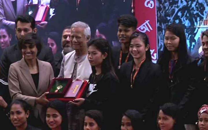 সাফজয়ী নারী ফুটবল দলসহ ১৮ ব্যক্তিকে একুশে পদক তুলে দিলেন প্রধান উপদেষ্টা