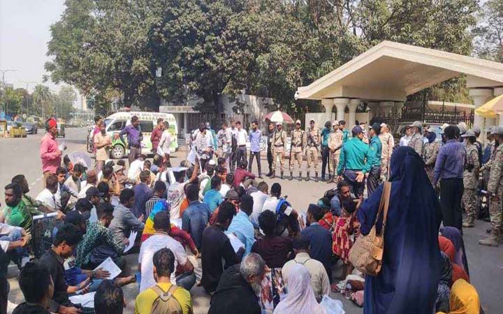 প্রধান উপদেষ্টার কার্যালয়ের সামনে জুলাই আন্দোলনের আহতরা