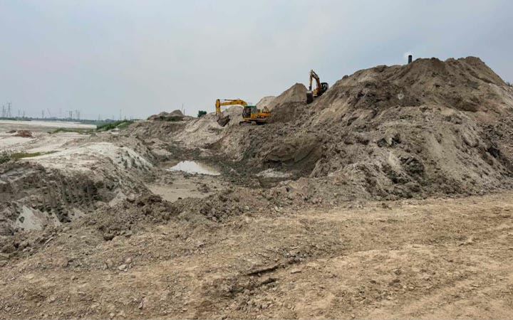 ঈশ্বরদীতে ইটভাটার পেটে যাচ্ছে পদ্মার ফসলি জমির মাটি