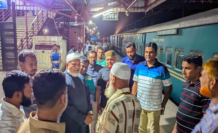ঈশ্বরদীতে মহানন্দা ট্রেনে সান্টিং ইঞ্জিনের ধাক্কা, আহত ১৫