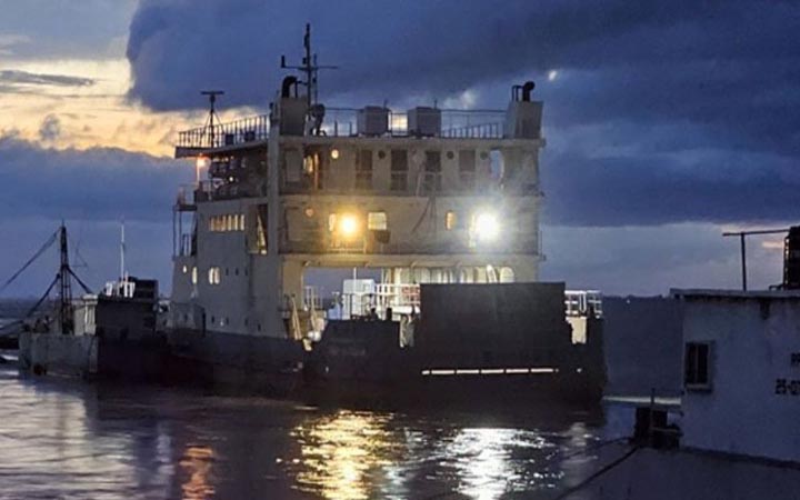 পদ্মায় তিন ফেরি আটকা, পাটুরিয়া–দৌলতদিয়া নৌ-চলাচল বন্ধ