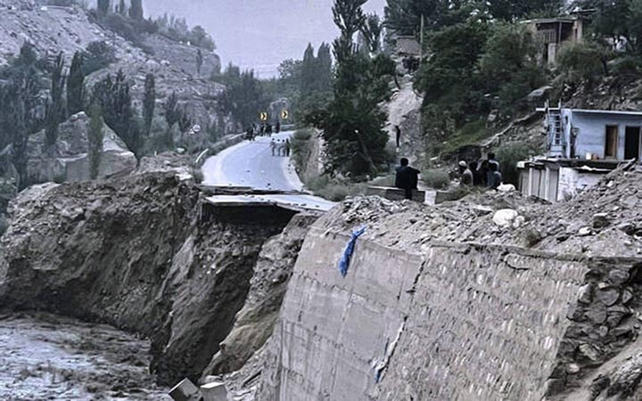 পাকিস্তানে খাল সংস্কারকালে ভূমিধসে নিহত ৭