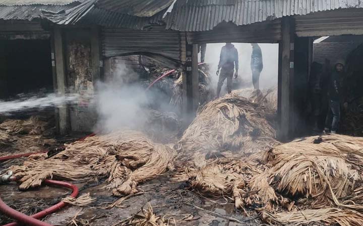 গোপালগঞ্জে পাটের গুদামে ভয়াবহ আগুন