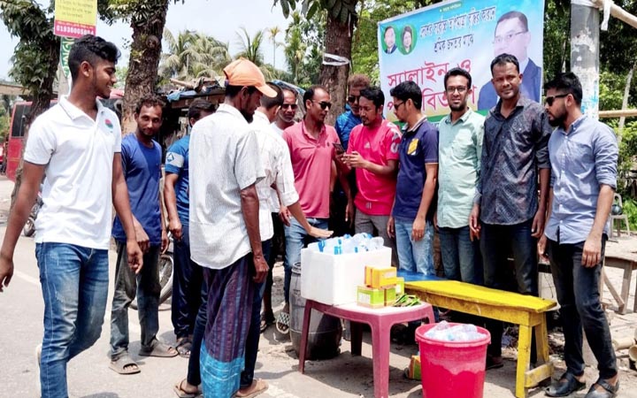 পিরোজপুরে ছাত্রদলের উদ্যোগে স্যালাইন ও পানি বিতরণ