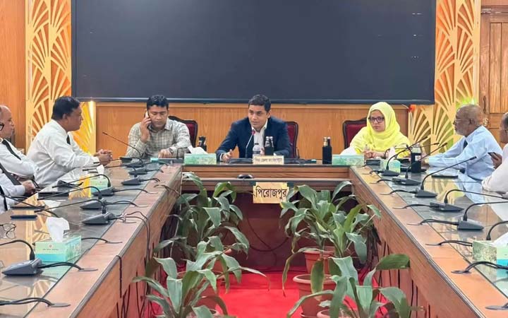 পিরোজপুরে জেলা প্রশাসকের সঙ্গে জেলা আইনজীবী সমিতির মতবিনিময়