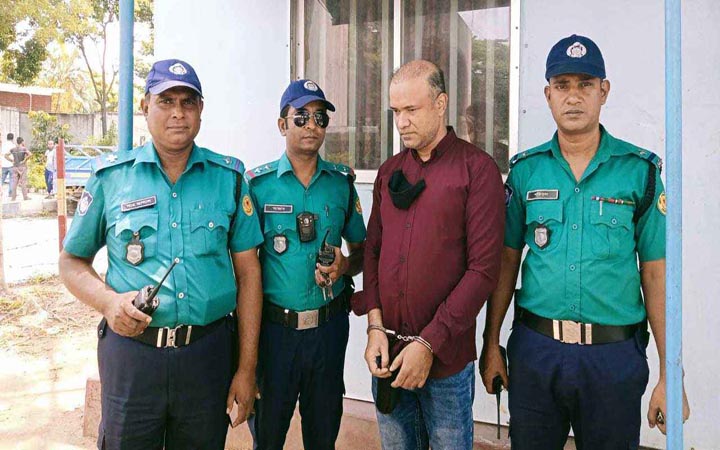 পুলিশের ভুয়া এসআই আটক