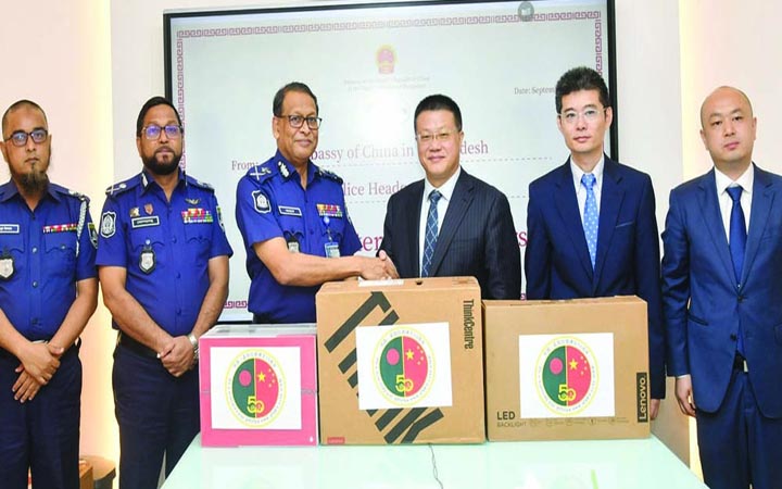 পুলিশকে কম্পিউটার-প্রিন্টার উপহার দিল চীনা দূতাবাস