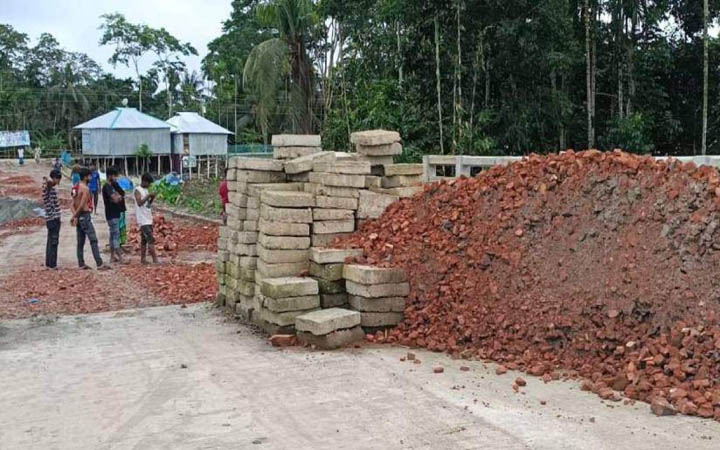 গলাচিপায় নিম্নমানের ইটে ব্রিজের সংযোগ সড়ক নির্মাণের অভিযোগ