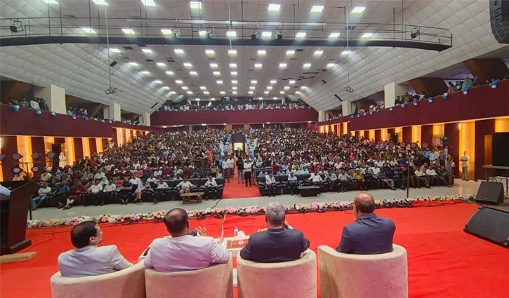 জমকালো আয়োজনে নবীনদের বরণ করে নিল রাজশাহী বিশ্ববিদ্যালয়