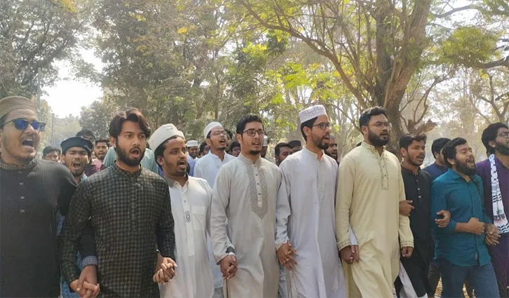 সারাদেশে ধর্ষণের ঘটনার প্রতিবাদে রাকসুর বিক্ষোভ