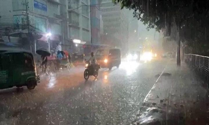 সাতসকালে রাজধানীতে ঝুম বৃষ্টি