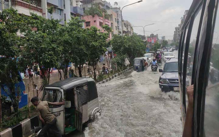 রাজধানীর কালসী রোডে হাঁটুপানিতে জনদুর্ভোগ