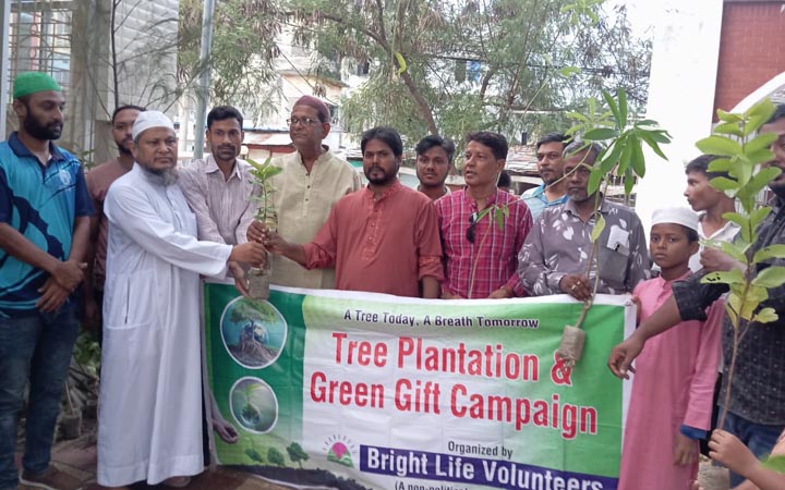 মাদরাসাছাত্রদের গাছ উপহার দিল ব্রাইট লাইফ ভলান্টিয়ার্স