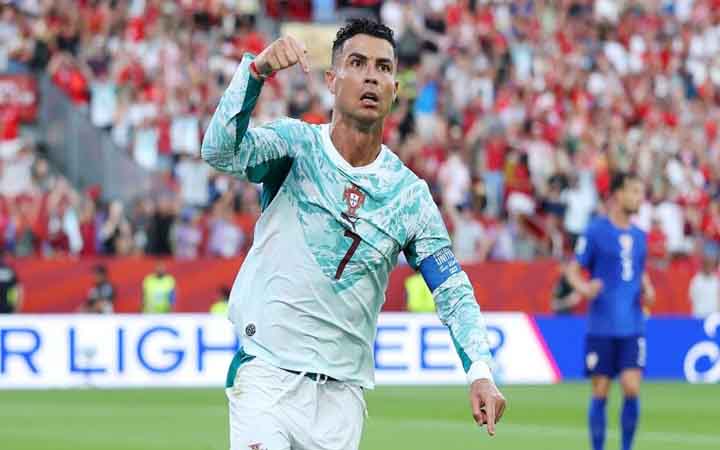 রোনালদোর খরা কাটানোর ম্যাচে নাটকীয় জয়ে শেষ ১৬-তে পর্তুগাল