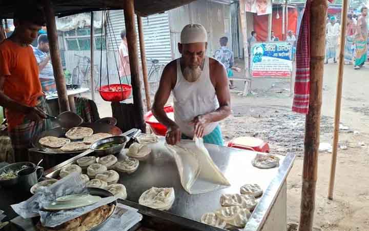 নরসিংদীতে জনপ্রিয় মালয়েশিয়ার রুটি চানাই