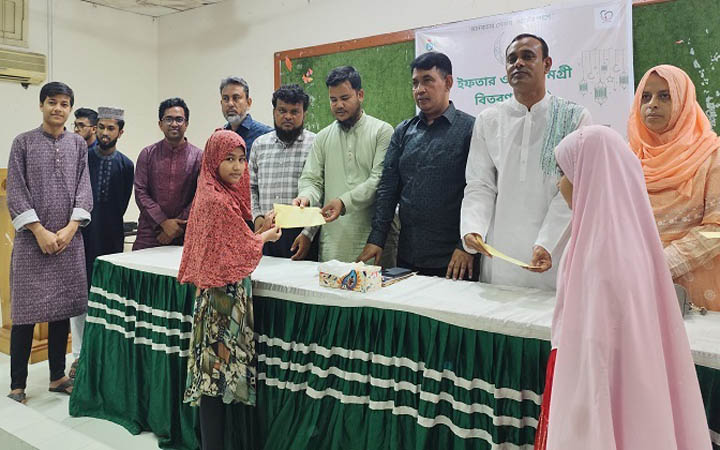 অসহায়দের ইফতার ও ঈদ সামগ্রী দিলো ‘আলোকিত মানুষ’