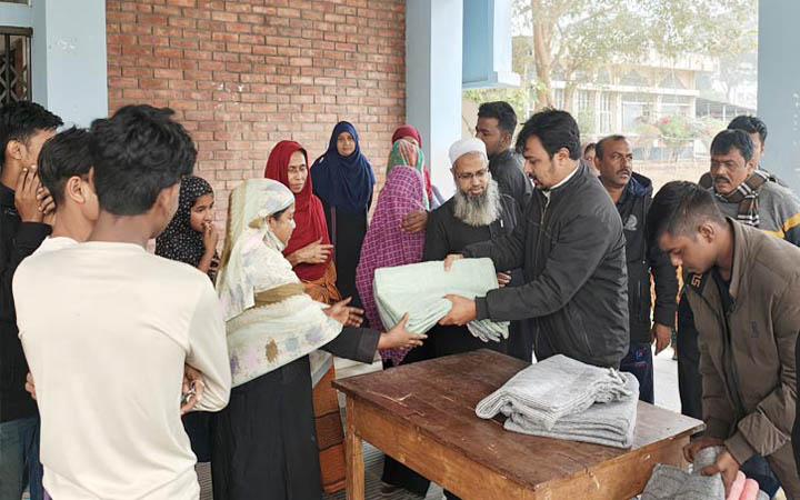 সিকৃবিতে বৈষম্যবিরোধী ছাত্র আন্দোলনের শীতবস্ত্র বিতরণ