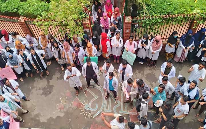 নিরাপদ ক্যাম্পাসের দাবি, মিটফোর্ড শিক্ষার্থীদের কর্মসূচি শিথিল