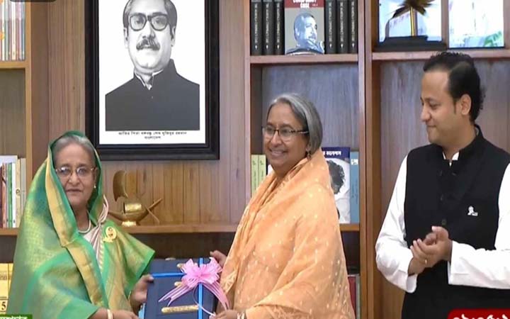প্রধানমন্ত্রীর কাছে এসএসসির ফল হস্তান্তর