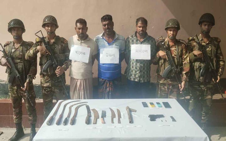 সাতক্ষীরায় অভিযানে অস্ত্র-গুলিসহ গ্রেফতার ৩