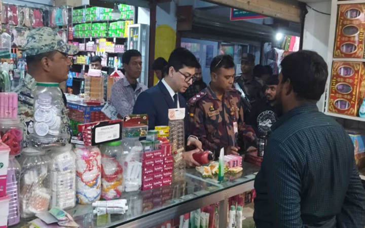 ভোমরা স্থলবন্দরে অভিযানে ১৯ লাখ টাকার ভারতীয় পণ্য জব্দ