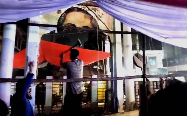 সাতক্ষীরায় উত্তাল শহীদ আসিফ চত্বর, গুড়িয়ে দিল বঙ্গবন্ধু ম্যুরাল